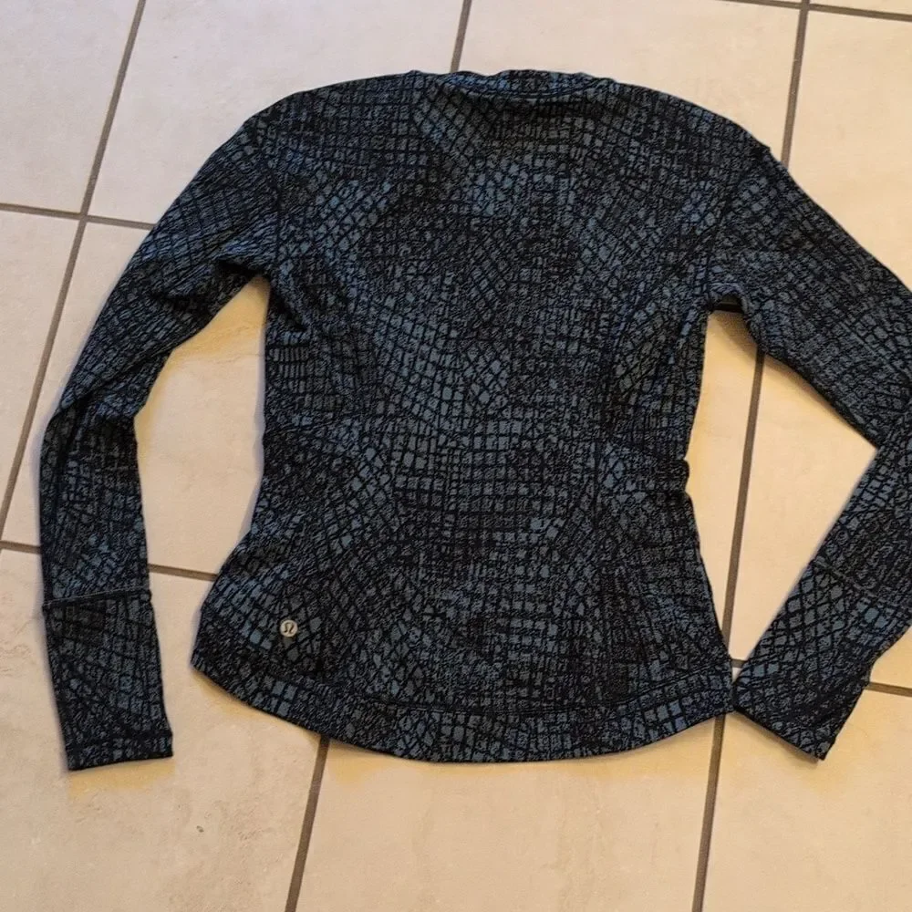 Lululemon Close To Crossing Long sleeve With Tulip Hem Tectonic Blue Jacquard S